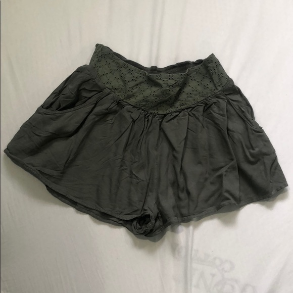 American Eagle Outfitters Pants - Green flowy short shorts AE